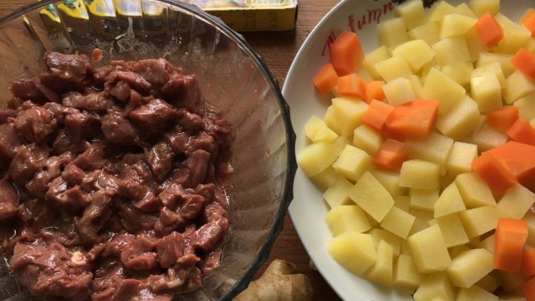 咖喱土豆牛肉#食材土豆#,生姜洗净切丝,咖喱块拿出3小块和前面准备好的材料一起备用。