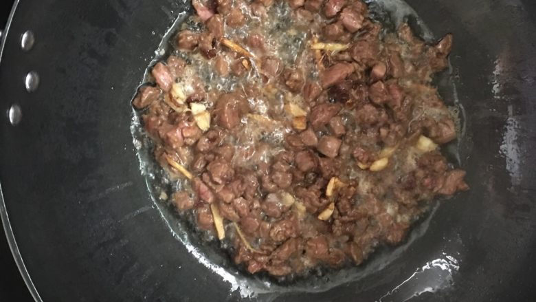 咖喱土豆牛肉#食材土豆#,锅内放入适量的油,加热,放入姜丝炝香,放入牛肉丁煸炒。