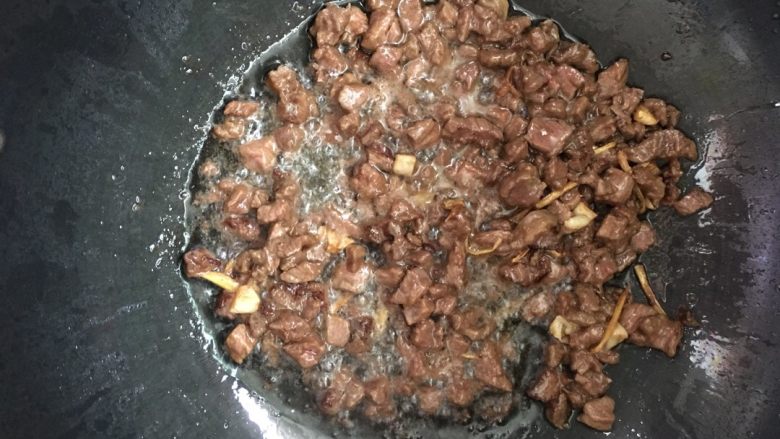 咖喱土豆牛肉#食材土豆#,煸炒至肉丁变色,加入一瓷勺酱油和料酒。