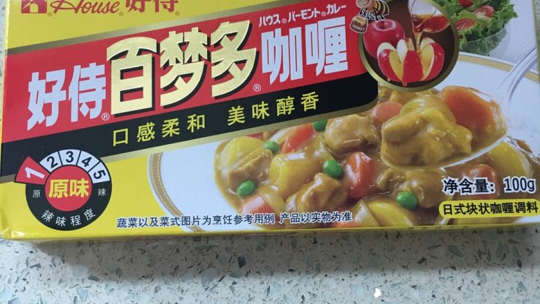 咖喱土豆牛肉#食材土豆#,添加一张材料图:我用了这一小盒里的三小块。敢吃辣的可以用辣口味的哦😊
