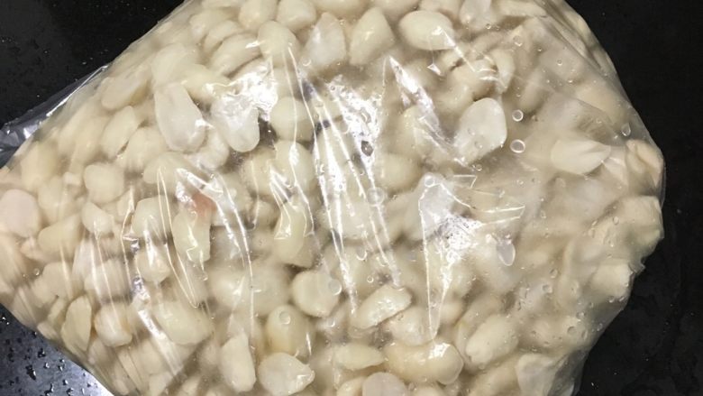 酒鬼花生,洗好沥干水份,放进保鲜袋,放冰箱冷冻8个小时左右,拿出掰散