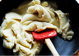 白莲蛋黄月饼,炒到水份基本蒸发后分三四次加油,每次加油都要炒到莲蓉完全吸入油,最后加入糖炒干,如图一般,取出室温降温,放冰箱冷藏一夜。