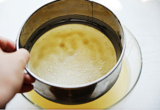 奶皇馅,<a style='color:red;display:inline-block;' href='/shicai/ 887'><a style='color:red;display:inline-block;' href='/shicai/ 887'>黄油</a></a>融化成液态，室温晾至微温，加到糊中搅匀，然后过筛一遍糊；