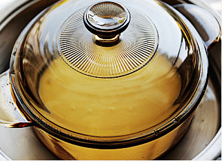 奶皇馅,将糊放入盆或锅中，中火隔热水加热或蒸，每5分钟拌一次使其充分受热，最后糊变得坚挺后，取出室温晾凉，放入冰箱冷藏一夜；