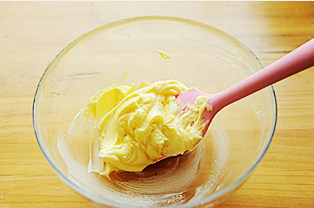 奶皇馅,黄油室温软化后加入糖粉拌匀；