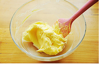 奶皇馅,加入蛋液，充分拌匀；