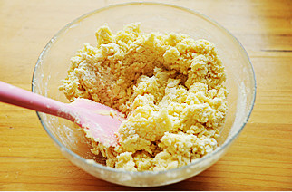 奶皇馅,加入低筋面粉和奶粉，大致拌到大颗粒状；