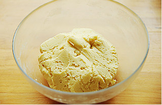 奶皇馅,加入淡奶油，以折叠的方式拌成团，放冰箱冷藏松弛30分钟；