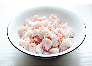 咸甜口味云腿馅,<a style='color:red;display:inline-block;' href='/shicai/ 34439'>猪肥肉</a>切成块放入锅中，加少许<a style='color:red;display:inline-block;' href='/shicai/ 156925'>水</a>中小火慢慢熬出<a style='color:red;display:inline-block;' href='/shicai/ 406'>猪油</a>；