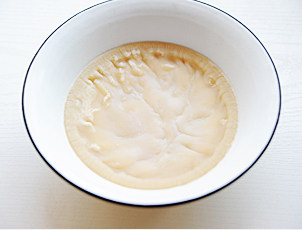 咸甜口味云腿馅,待猪肥肉变成干瘪的肉渣，将猪油过滤一遍，室温晾凉后冰箱保存待用。