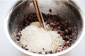 咸甜口味云腿馅,<a style='color:red;display:inline-block;' href='/shicai/ 519'>面粉</a>炒黄晾凉，加入云腿中拌匀；