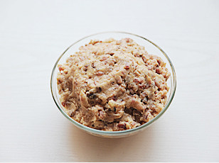 咸甜口味云腿馅,加入猪油拌匀后，将<a style='color:red;display:inline-block;' href='/shicai/ 9596'>咸蛋黄</a>以160℃烤8-10分钟烤酥，抿碎掺入云腿馅中拌匀，搓成需要克数的圆球，放冰箱冷藏一夜即可。