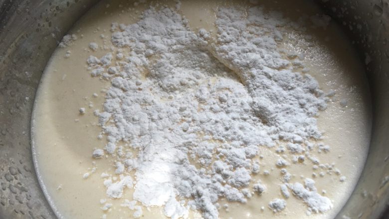 香蕉蛋糕(儿童下午茶),打蛋器把鸡蛋打到 粘稠 写一下八字不会很稀 放入 低筋<a style='color:red;display:inline-block;' href='/shicai/ 519'>面粉</a>