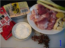 干黄酱番茄炖猪肉,将<a style='color:red;display:inline-block;' href='/shicai/ 414'>猪肉</a>切成两厘米见方的块，锅中倒入油, 先放糖（利利说放冰糖更好，偶家没冰糖了），糖在油锅里化开后放入<a style='color:red;display:inline-block;' href='/shicai/ 414'>猪肉</a>块，炒至肉发白。