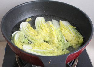 享受素食下饭菜——剁椒蒸娃娃菜 ,娃娃菜放开开水里焯一下，焯至5分熟即可。