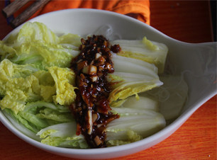 享受素食下饭菜——剁椒蒸娃娃菜 ,把炒好的调料铺在娃娃菜上面。