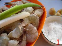 油焖大虾,如果不爱吃虾头,可以 去除虾头,顺虾脊剪开至尾部，取出沙线。洗干的净虾用少量盐和<a style='color:red;display:inline-block;' href='/shicai/ 718'>料酒</a>腌一下，并控水。