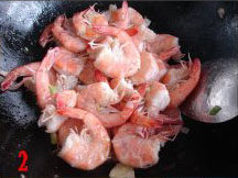 油焖大虾,炒锅倒油烧热，放入<a style='color:red;display:inline-block;' href='/shicai/ 3250'>葱</a>和<a style='color:red;display:inline-block;' href='/shicai/ 37'>姜</a>炒香后放入虾。