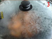 油焖大虾,虾变成粉红色后放入<a style='color:red;display:inline-block;' href='/shicai/ 10588'>糖</a>和酱油，翻炒数下，改成微火盖上锅盖，中间翻搅两次。
焖的时间要严加控制不宜过长，至虾段成熟、入味即可。