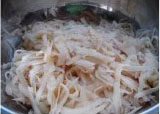 土豆拨烂子 ,<a style='color:red;display:inline-block;' href='/shicai/ 23'>土豆</a>洗净去皮檫成扁长条型状(这个檫子是偶在农贸市场买的,平时做羊肉饺子檫萝卜丝也很好用);