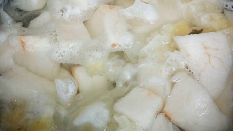 雪梨银耳羹,把银耳，雪梨，<a style='color:red;display:inline-block;' href='/shicai/ 156925'>水</a>一起放入锅中，按下按键。接下来就“等！”<a style='color:red;display:inline-block;' href='/shicai/ 156925'>水</a>开后关火，放<a style='color:red;display:inline-block;' href='/shicai/ 866'>冰糖</a>