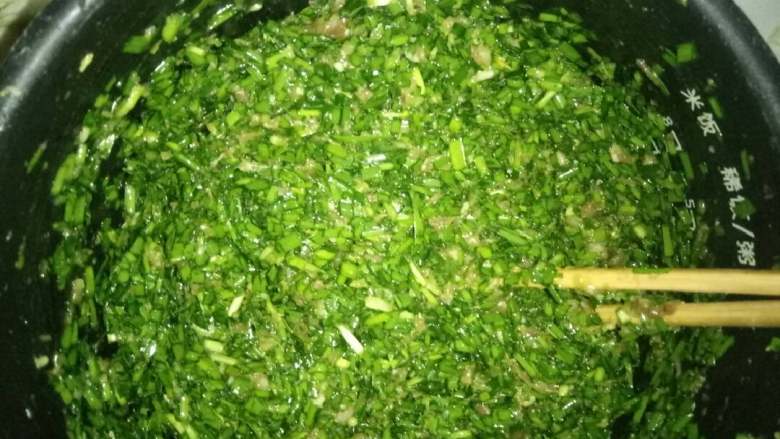 韭菜猪肉水饺,<a style='color:red;display:inline-block;' href='/shicai/ 116'>韭菜</a>切好，放油，盐，<a style='color:red;display:inline-block;' href='/shicai/ 692'>酱油</a>搅拌