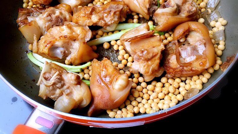 黄豆卤猪蹄,所以材料准备好,<a style='color:red;display:inline-block;' href='/shicai/ 413'>猪蹄</a>事先用清水加<a style='color:red;display:inline-block;' href='/shicai/ 793'>米醋</a>煮开,过冷水洗净,再次加清水煮开一遍,过冷水洗净。锅中倒少许油,姜片爆香,放入<a style='color:red;display:inline-block;' href='/shicai/ 413'>猪蹄</a>翻炒片刻,加<a style='color:red;display:inline-block;' href='/shicai/ 894'>黄酒</a>继续翻炒一下,下入<a style='color:red;display:inline-block;' href='/shicai/ 692'>酱油</a>翻炒一会,放<a style='color:red;display:inline-block;' href='/shicai/ 866'>冰糖</a>,葱白段、翻炒片刻。倒入事先洗好的<a style='color:red;display:inline-block;' href='/shicai/ 3603'>黄豆</a>翻炒一下。