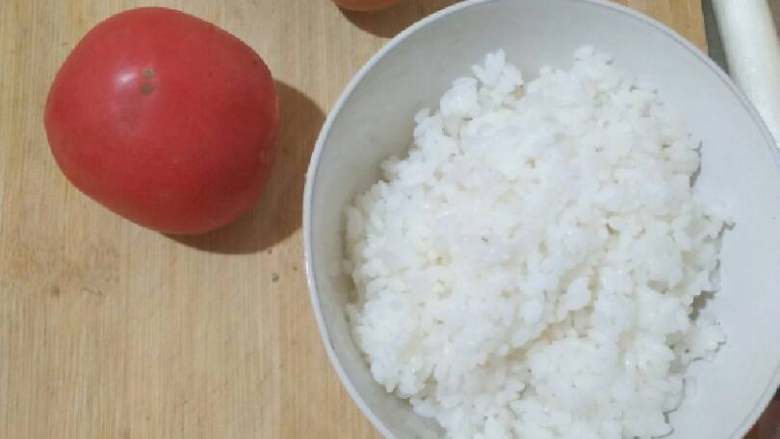西红柿鸡蛋粥,准备好食材,我用的是中午没吃完的米饭,下午可以熬粥喝