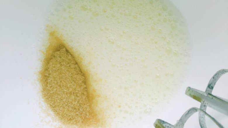 日式抹茶戚风蛋糕,从冷藏室取出蛋白,用电动打蛋器高速打发出粗泡时加入三分之一的<a style='color:red;display:inline-block;' href='/shicai/ 870'>赤砂糖</a>,继续打发!