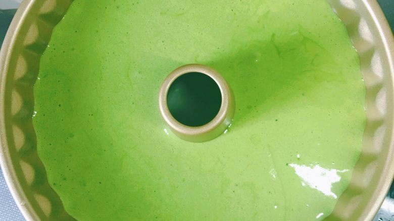日式抹茶戚风蛋糕,倒入模具(模具事先擦上一层玉米油),拎着中间部分由高处向下震几下震出大气泡。烤箱170度预热8分钟,上下层烤30分钟左右!