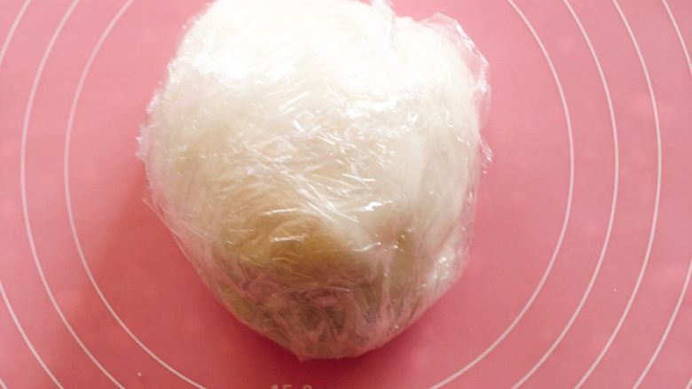 彩色冰皮月饼#中秋食饼记#,将冷开水倒入冰皮粉中快速拌匀无粉状,把面团放硅胶垫上分次倒入白油揉搓均匀至油被眼圈吸收。