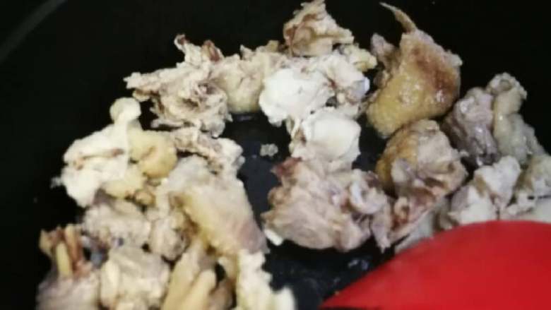 铁锅蛤蜊童子鸡(大吉大利),油锅烧热,下童子鸡翻炒。(我用的是铸铁锅,保持食材的原汁原味。)