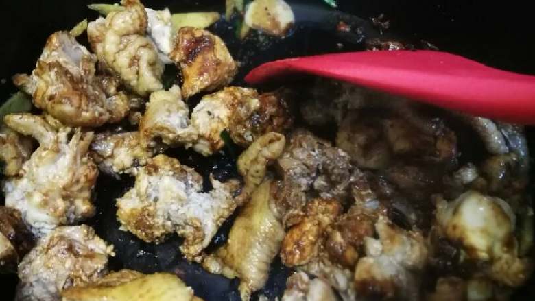 铁锅蛤蜊童子鸡(大吉大利),加适量水。