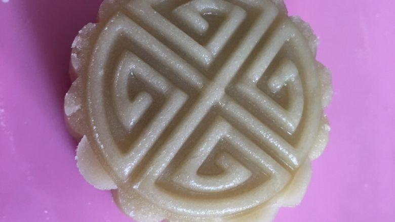 蛋黄月饼#中秋食饼记#,面团醒发好分成20g一个,压扁包入馅料,月饼模具占手粉,压下,漂亮的月饼就要成功了!