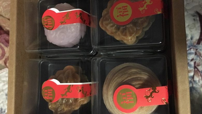 蛋黄月饼#中秋食饼记#,再做一些其他口味的，简单包装一下，可以送给朋友们啦！