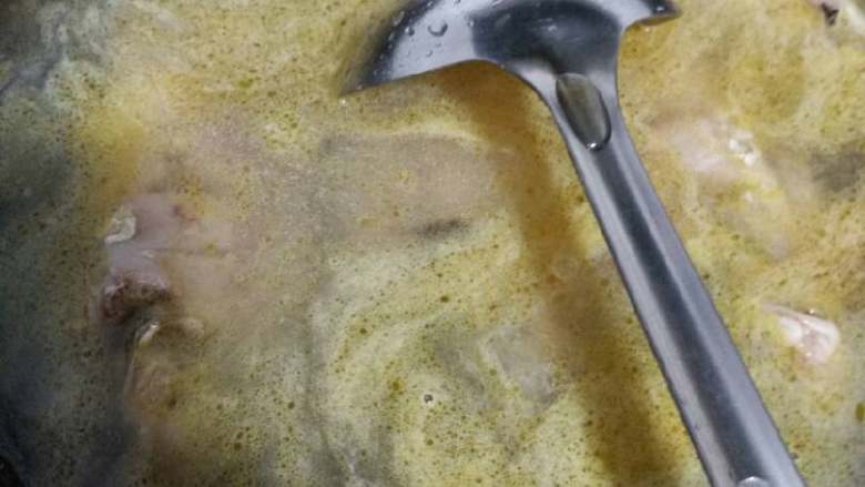 鲫鱼豆腐汤,然后倒水,喜欢喝汤的多倒一些,但是不要一条鱼倒一锅水😁那也熬不出鲜味了😅