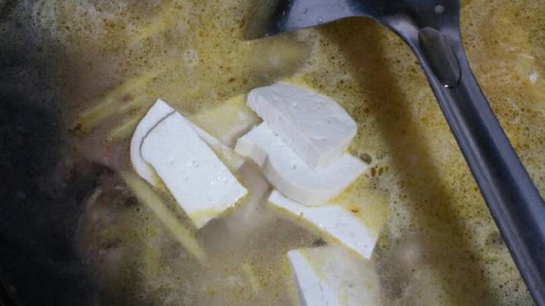 鲫鱼豆腐汤,水倒完就把切好的生姜,豆腐一起放进锅里,盖上锅盖,不用关小火哦,锅盖盖好等煮开了再煮个一两分钟再掀祸害