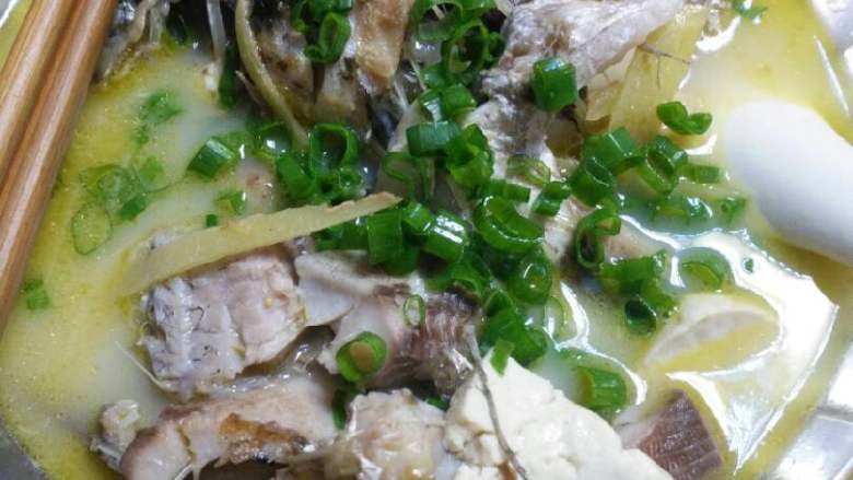 鲫鱼豆腐汤,这个是我喝完汤,然后剩的鱼捞起来,准备开吃😀