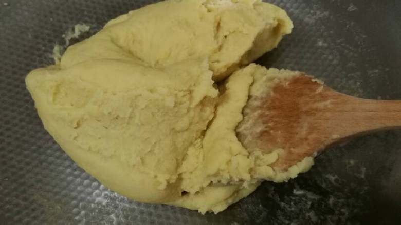 纯绿豆糕,抹茶绿豆糕,炒到这样还不行,还太湿,得接着炒