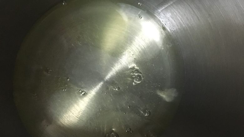 椰蓉戚风蛋糕,蛋清打发(打发好的鸡蛋清忘拍照了😊)