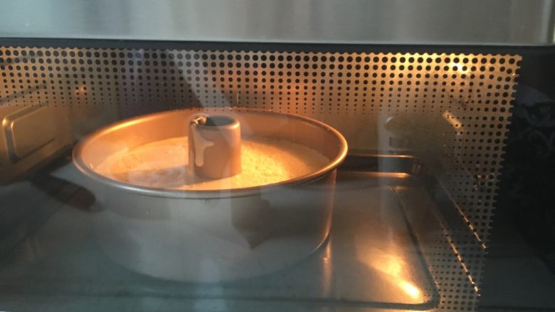 椰蓉戚风蛋糕,放入预热好的烤箱中,中下层上下火160度烤40分钟
