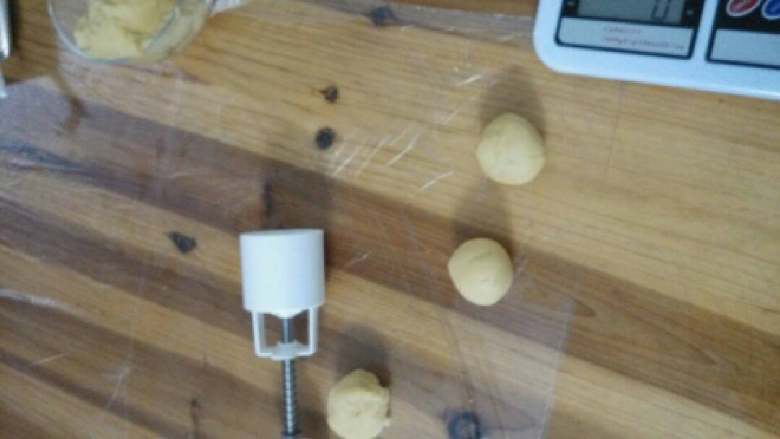 纯绿豆糕,抹茶绿豆糕,纯绿豆糕:炒好的绿豆分成30克一个,搓成圆球,用50克的模具印压成型(没有再拍了,手上都是油)