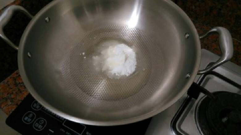 纯绿豆糕,抹茶绿豆糕,炒锅中先放入称好的52克油和96克细砂糖