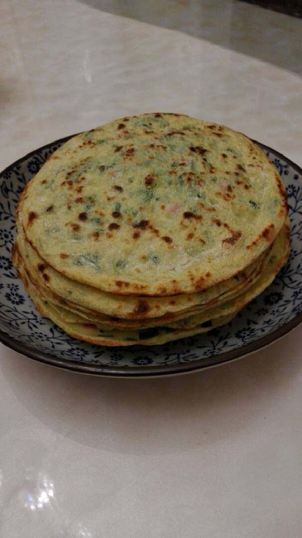 鸡蛋煎饼,加入少量菜油润滑平底锅,将适量面糊糊倒入平底锅,煎制