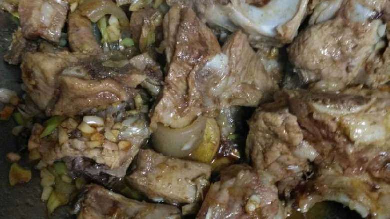 东北杀猪菜之一,锅热油,放盐,排骨和葱姜蒜倒里翻炒,加五香粉,酱油