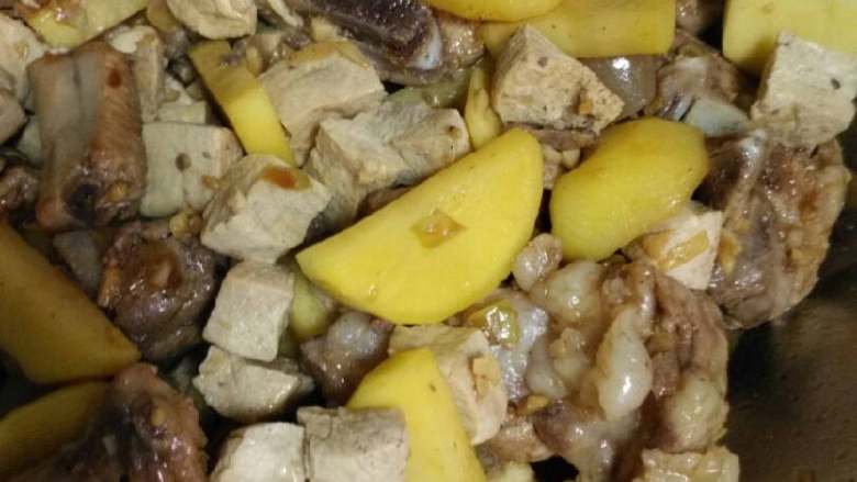 东北杀猪菜之一,再把土豆和冻豆腐放里翻炒,粘上酱油和豆油就行了!