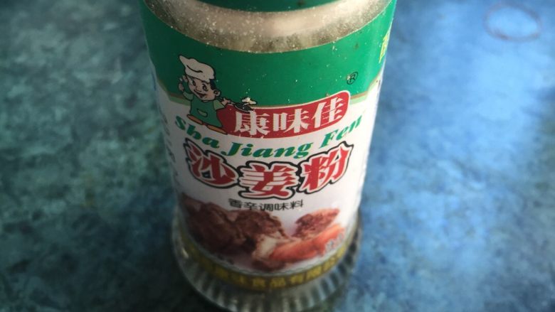 香酥鸡翅,烤出来后可加一点点沙姜粉粘面