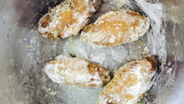 香酥鸡翅,因为有汁,面粉裹上薄薄一层即可!