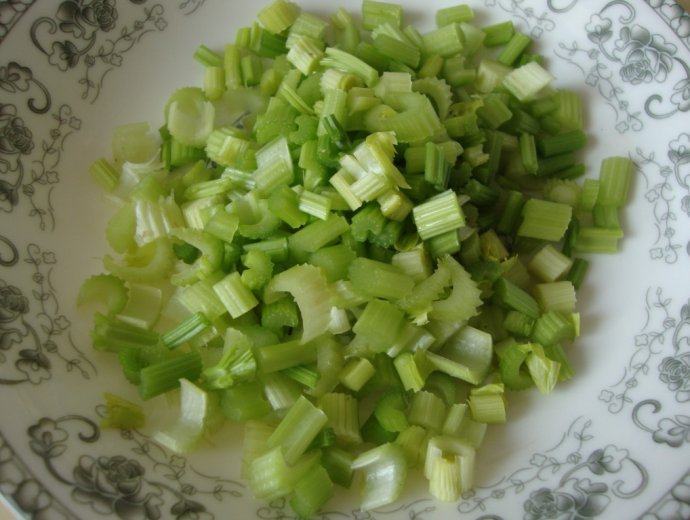 营养健康:芹菜猪肉丸,葱姜加水浸泡半小时,芹菜梗切碎