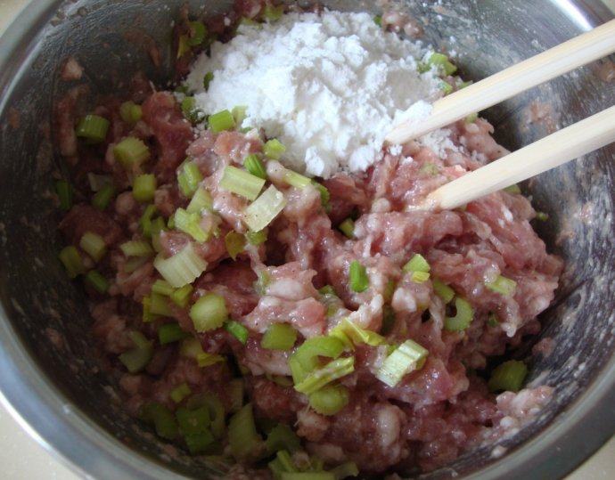 营养健康:芹菜猪肉丸,放入芹菜碎、淀粉搅匀,摔打几下